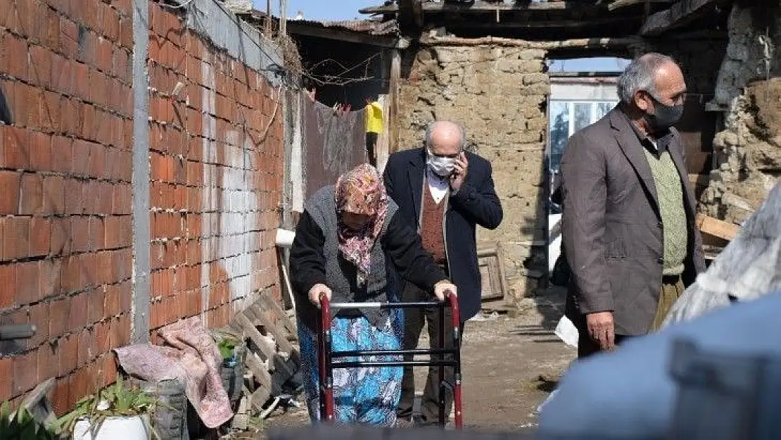 Evleri yanan aileye Altıeylül Belediyesi yardım etti