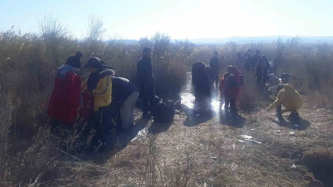 Ezine'de jandarma iki kamyonet içinde 92 kaçak göçmen ile 1 organizatör yakalandı