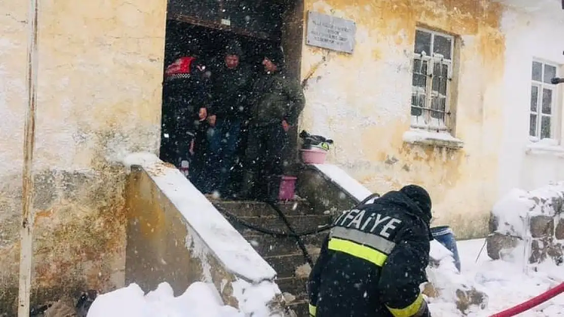 Ezine'de köy okulunda yangın