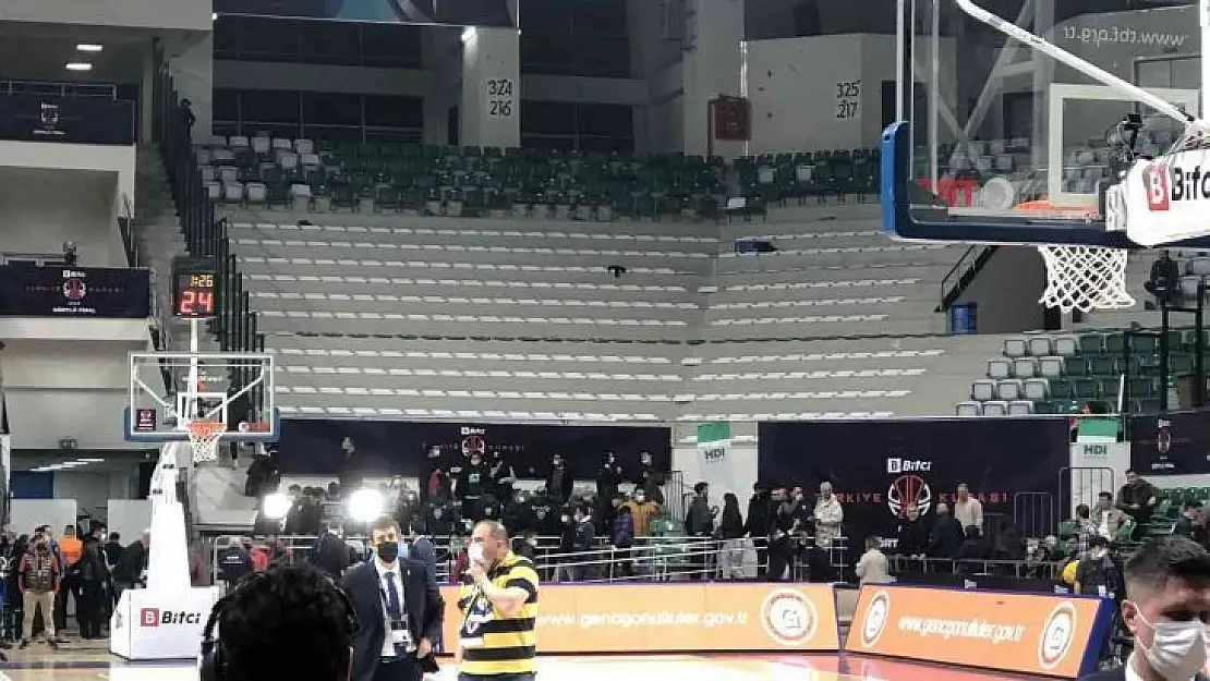 Fenerbahçe Beko - Galatasaray Nef derbisinde maç durdu