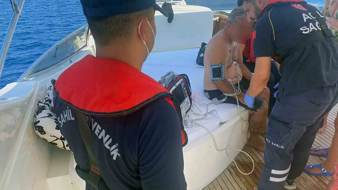 Fethiye'de 2 vatandaşa denizden tıbbi tahliye gerçekleştirildi