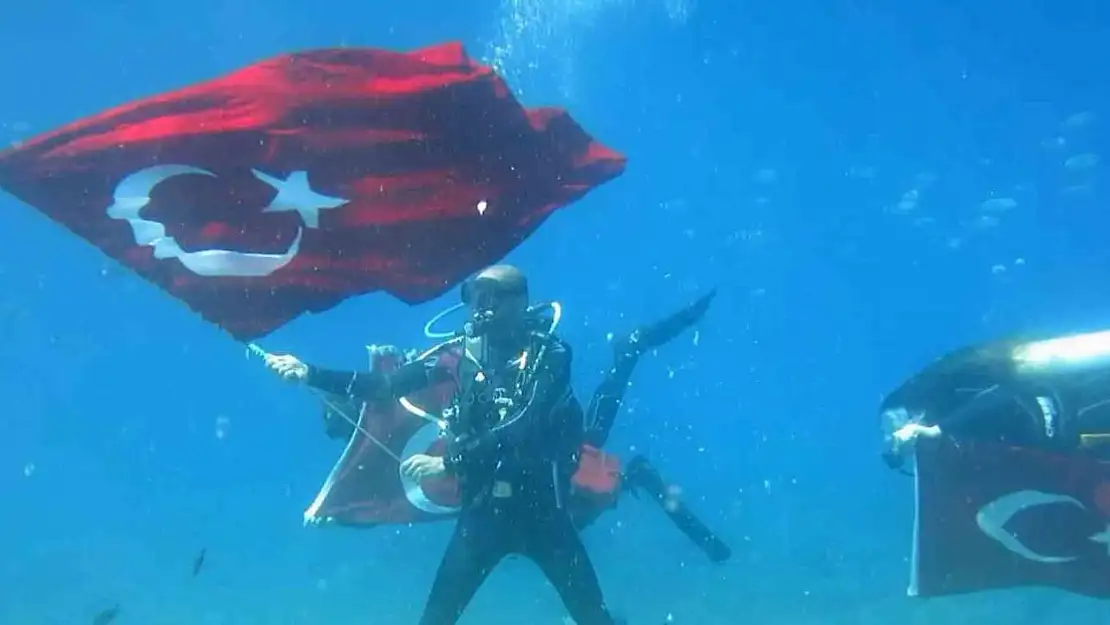 Fethiye'de Atatürk'ü deniz dibinde andılar