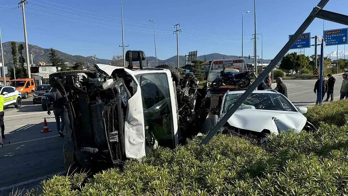 Fethiye'de çekiciye çarpan otomobildeki üç kişi yaralandı