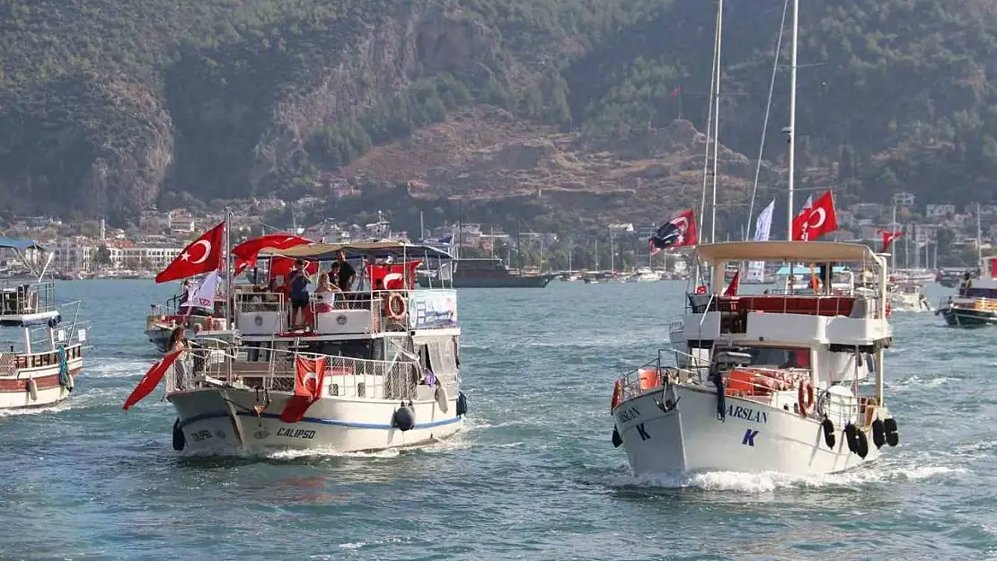 Fethiye'de Cumhuriyet coşkusu denizde de yaşandı