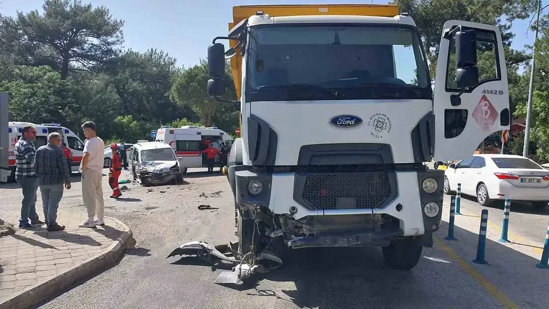 Fethiye'de kamyonet ile kamyon çarpıştı 2 yaralı