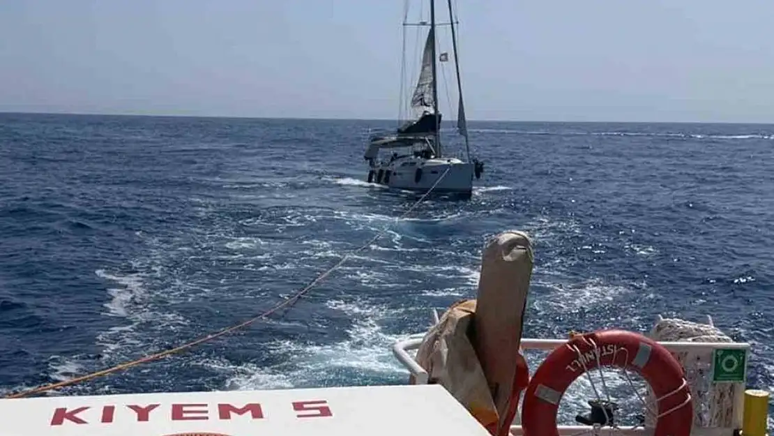 Fethiye'de makine arızası nedeniyle sürüklenen tekne kurtarıldı