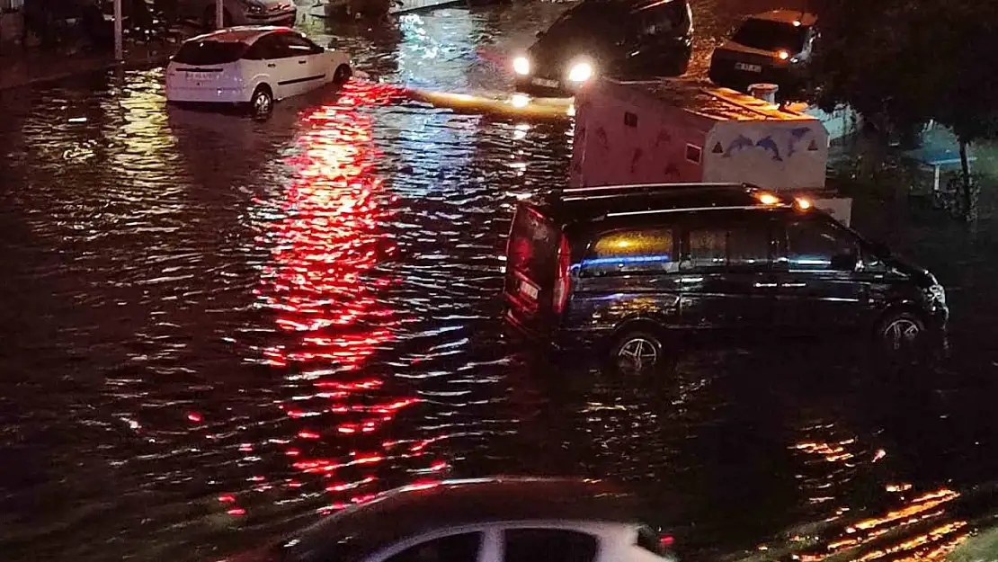 Fethiye'de sağanak yağış yolları göle çevirdi