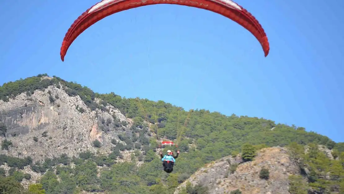 Fethiye'de sağlık personelleri yamaç paraşütü yaptı, Türk bayrağı açtı