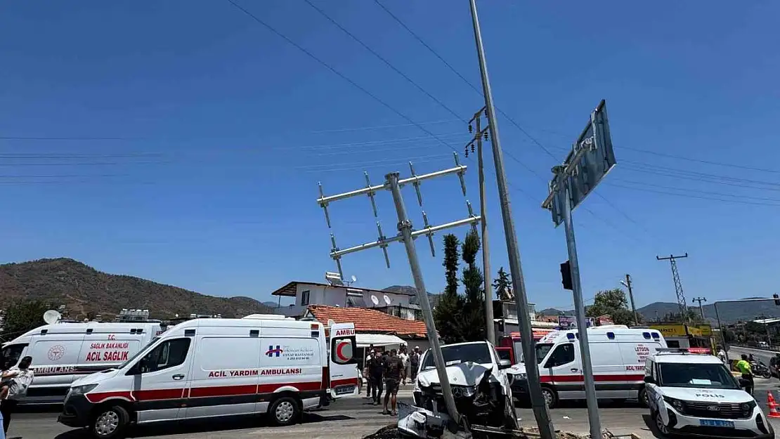 Fethiye'de trafik kazasında 11 kişi yaralandı
