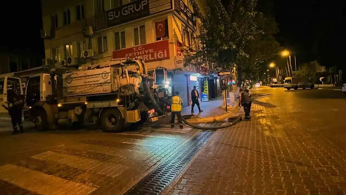 Fethiye'de yağmursuyu hatları taşkınlara karşı temizleniyor