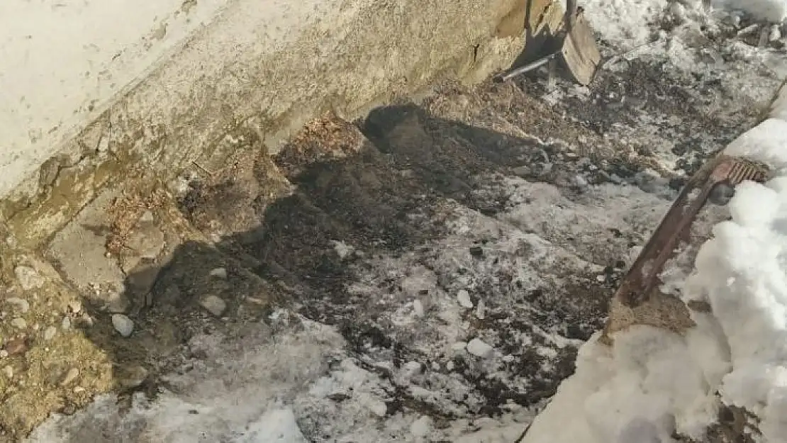 Fil hastası yaşlı kadın yıkılan merdivenler yüzünde evde hapis kaldı