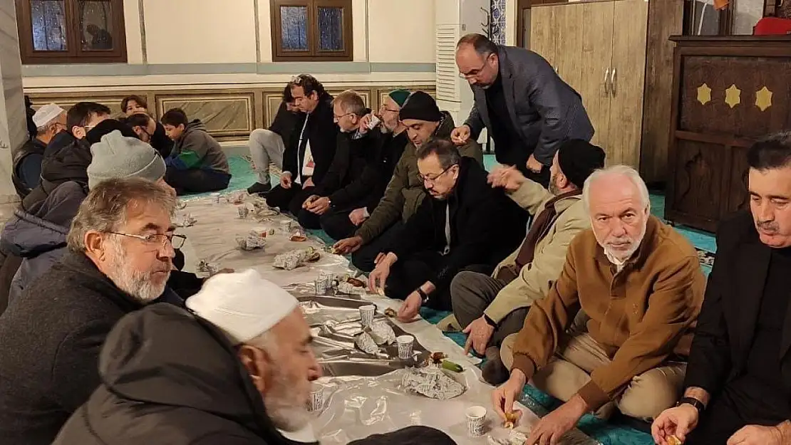 Filistinlilere destek amacıyla düzenlenen programda toplu iftar yapıldı