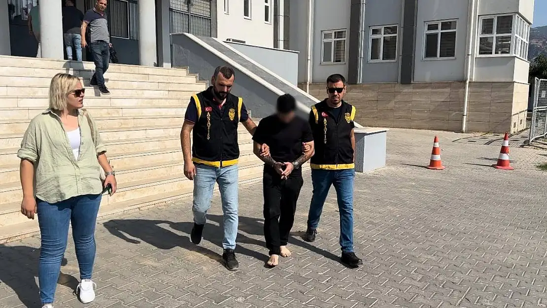 Firari hükümlü polise yakalanmamak için 2'nci kattan atladı