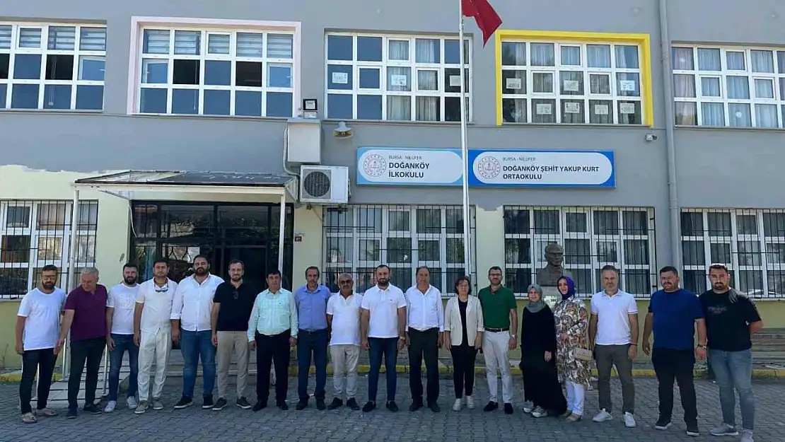 Fırçayı eline alan gönüllüller okulları boyadı