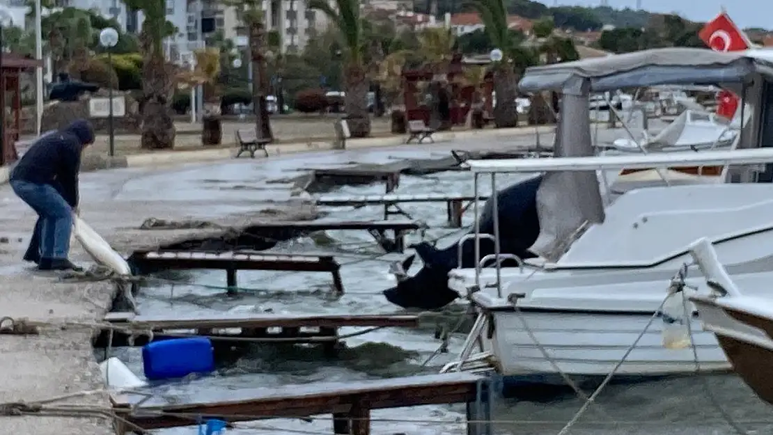 Fırtına Ayvalık'ı vurdu