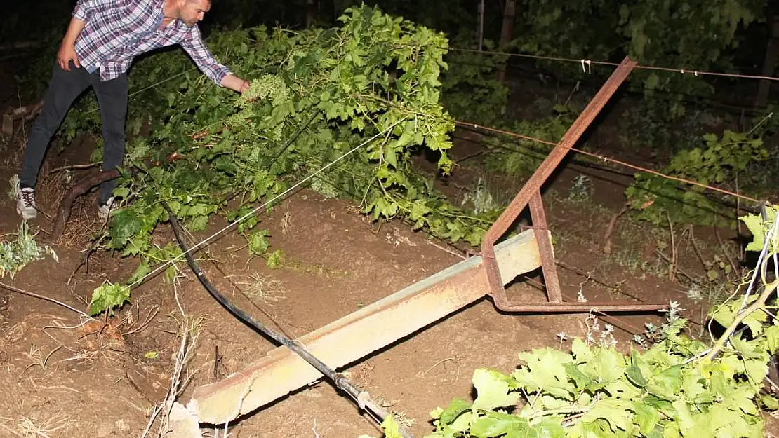 Fırtına minarenin külahını uçurdu, dolu üzüm bağlarını vurdu