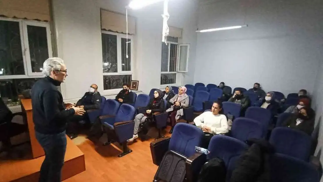 Fotoğraf kursiyerlerine Ahmet Hamdi Bey anlatıldı