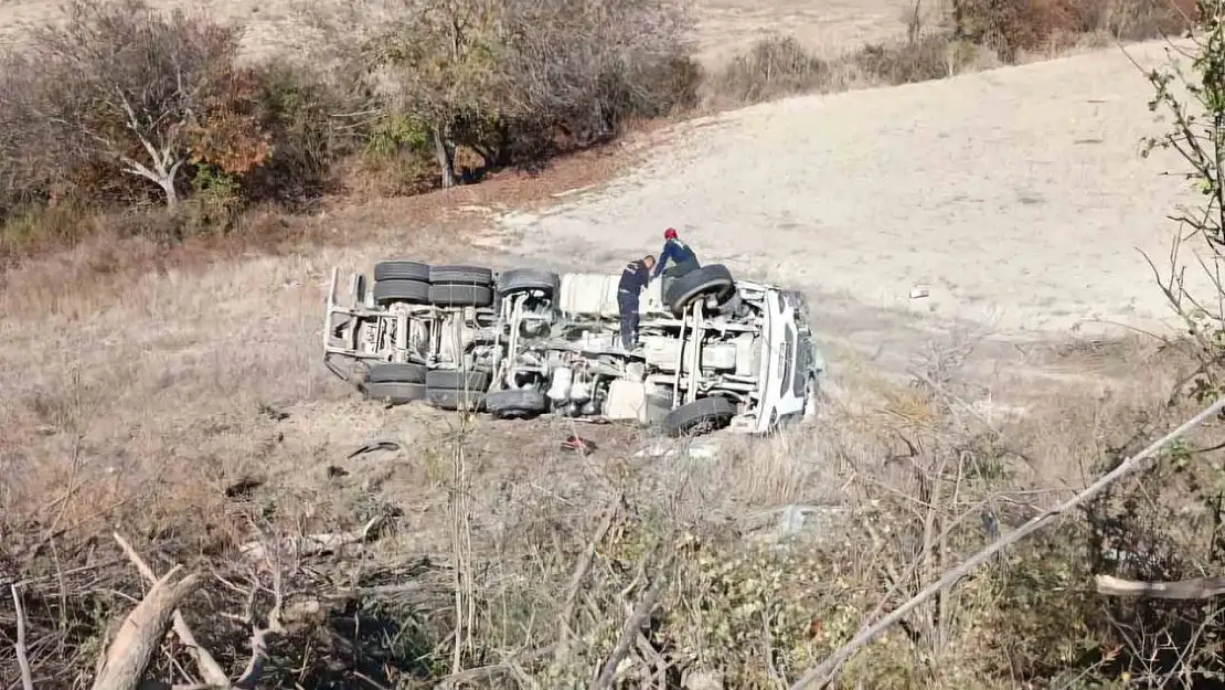 Freni boşalan beton mikseri yoldan çıktı: 1 yaralı