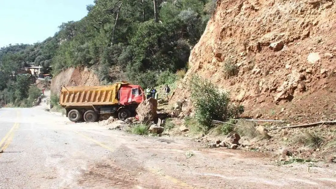 Freni boşalan kamyon dağa çarptı, sürücü ağır yaralandı