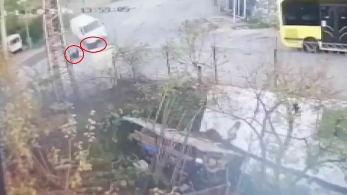 Freni boşalan minibüs yoldan geçen 2 kadına çarptı: 1 ölü, 2 yaralı