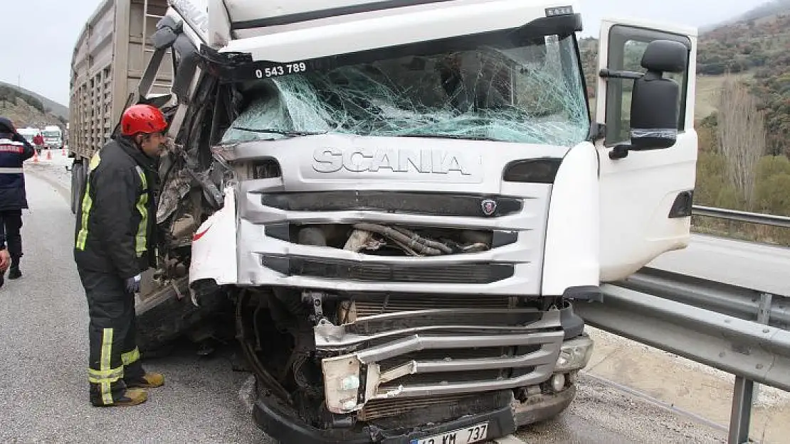 Freni tutmayan tır gemi motoru taşıyan konvoy aracına çarptı