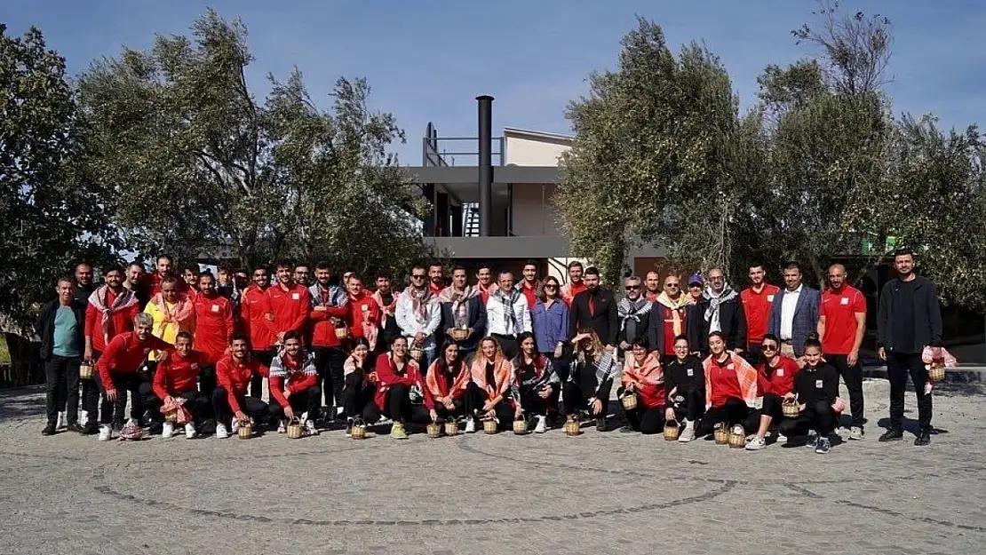 Futbolcular zeytin hasadına katıldı