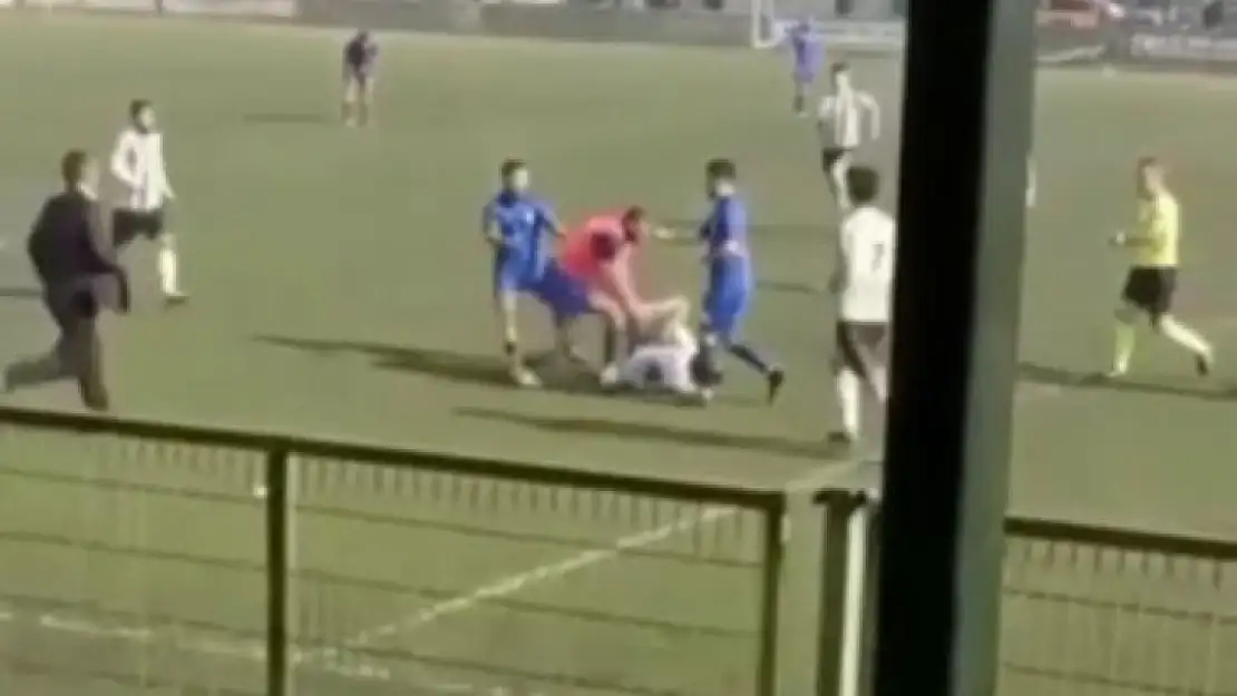 Futbolcuya kramponla saldırdı, o anlar kamerada