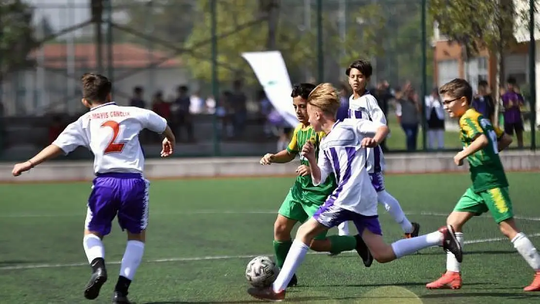 Futbolun yıldızları Osmangazi'de sahaya çıktı