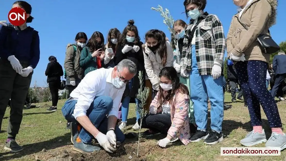 Gaziemirli çocuklar, 200 zeytini toprakla buluşturdu