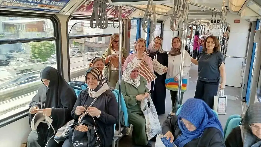 Gazze için metroda örgü örerek yolculuk yaptılar