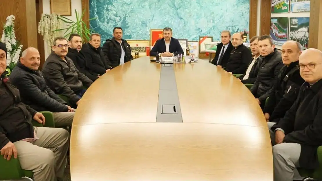 Gediz Belediye Başkanı Akel'den emekli personele vefa plaketi