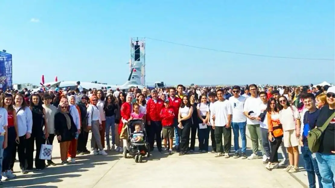 Gediz Belediyesi 200 öğrenciyi İzmir Teknofest'e ücretsiz götürdü