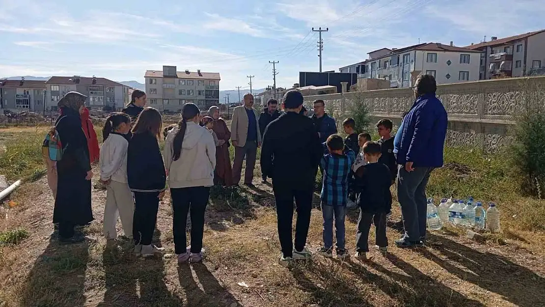 Gediz'de 'Bir İyilik, Bir Fidan' etkinliği ile fidanlar toprakla buluştu