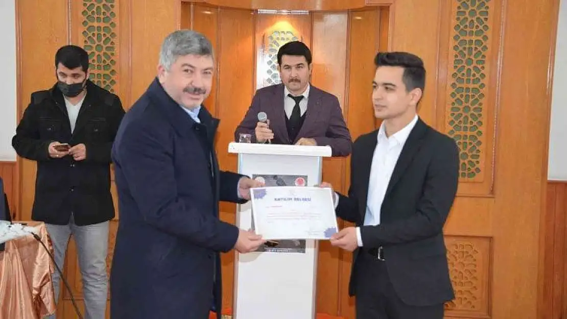 Gediz'de 'Genç Hatipler Minberde Hutbe Okuma Yarışması'