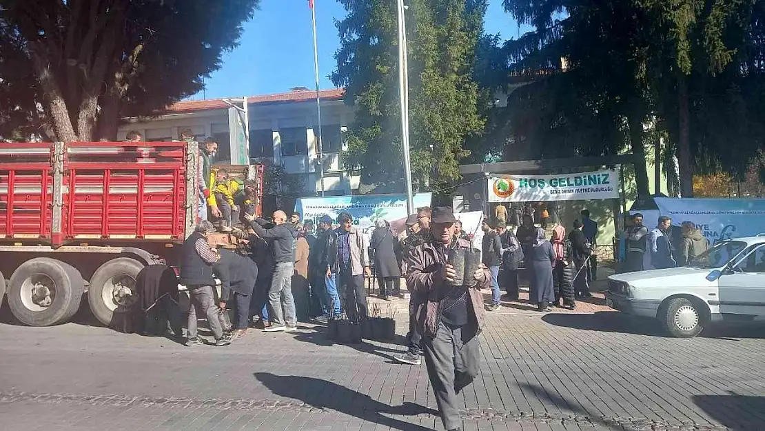 Gediz'de 15 bin fidan dağıtıldı