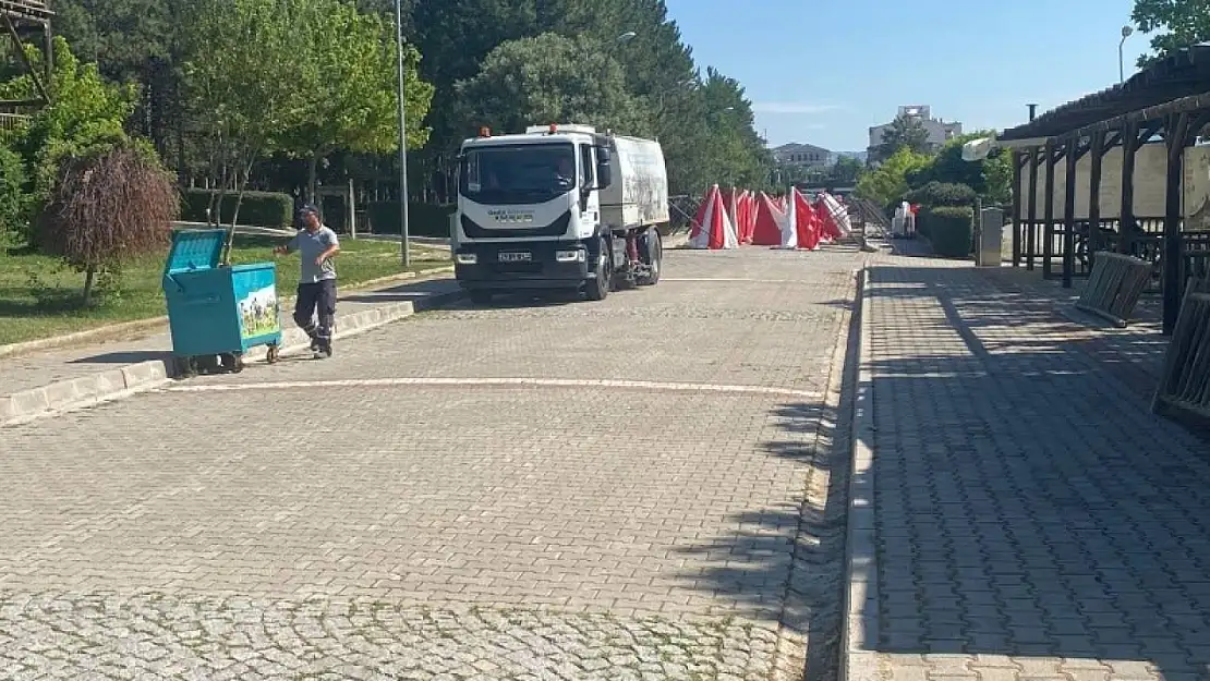 Gediz'de festival alanı temizleniyor