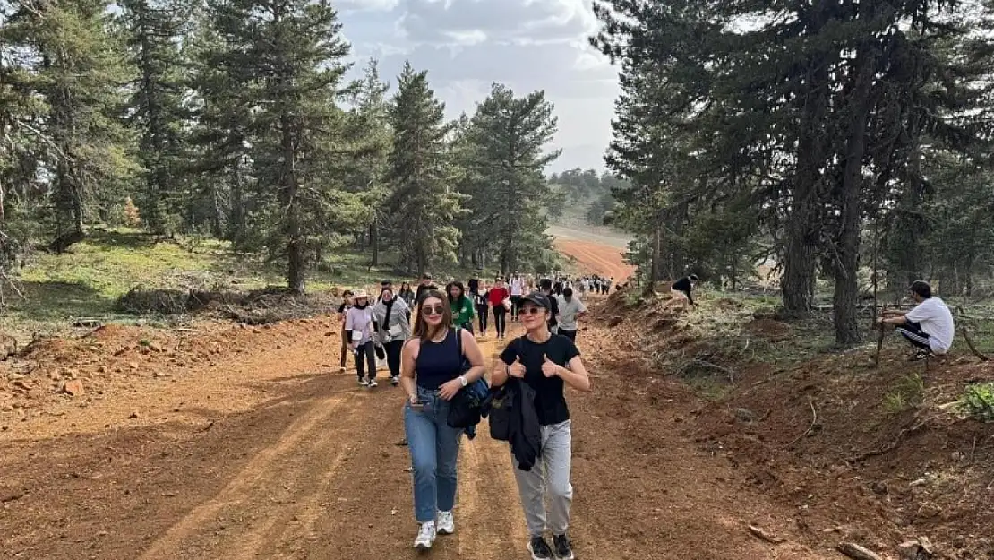 Gediz'de gençler Murat Dağı zirvesine tırmandı