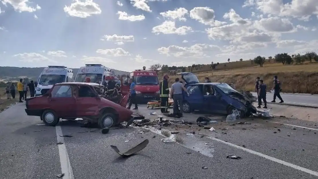 Gediz'de iki otomobil kafa kafaya çarpıştı: 2 ölü, 2 yaralı