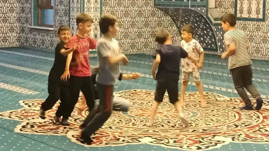 Gediz'de İmam-Hatip Ramazan Dinçer'den minik cemaatine özel mini market