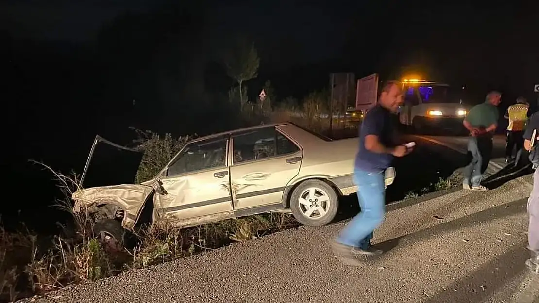 Gediz'de minibüs ile otomobil çarpıştı: 9 yaralı