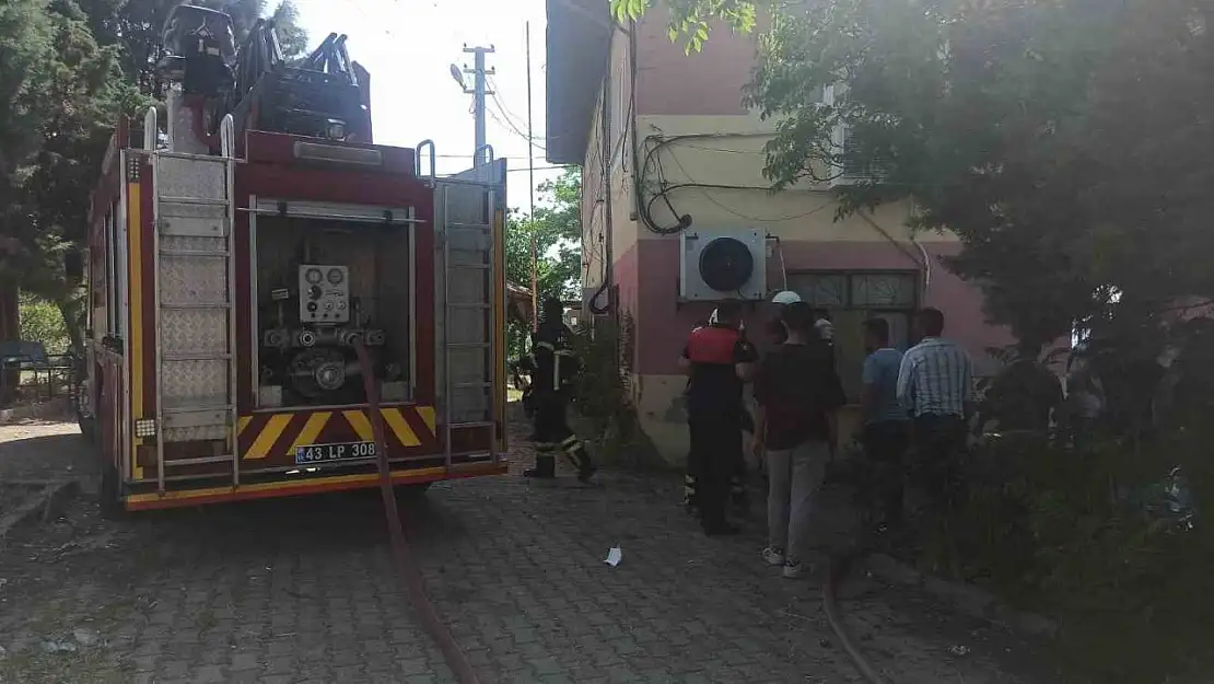 Gediz'de yangında bina kullanılamaz hale geldi