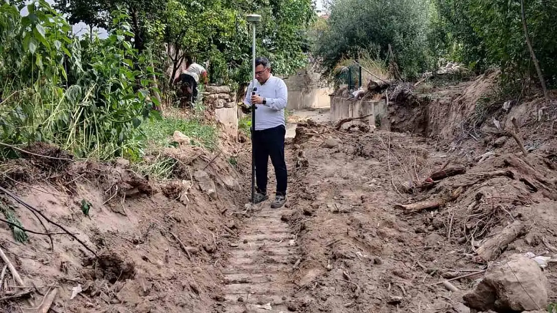 Gediz Gökler Beldesinde dere ıslah çalışmaları başladı