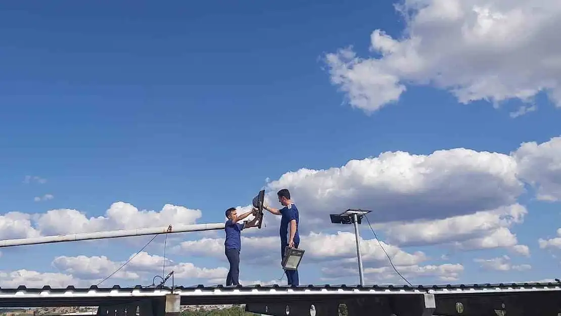 Gediz ilçe stadyumuna ek aydınlatma ile spor saatleri uzatıldı