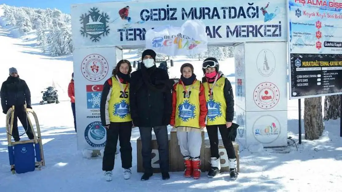 Gediz Muratdağı Termal Kayak Merkezi'nde kayak ve kızak yarışmaları