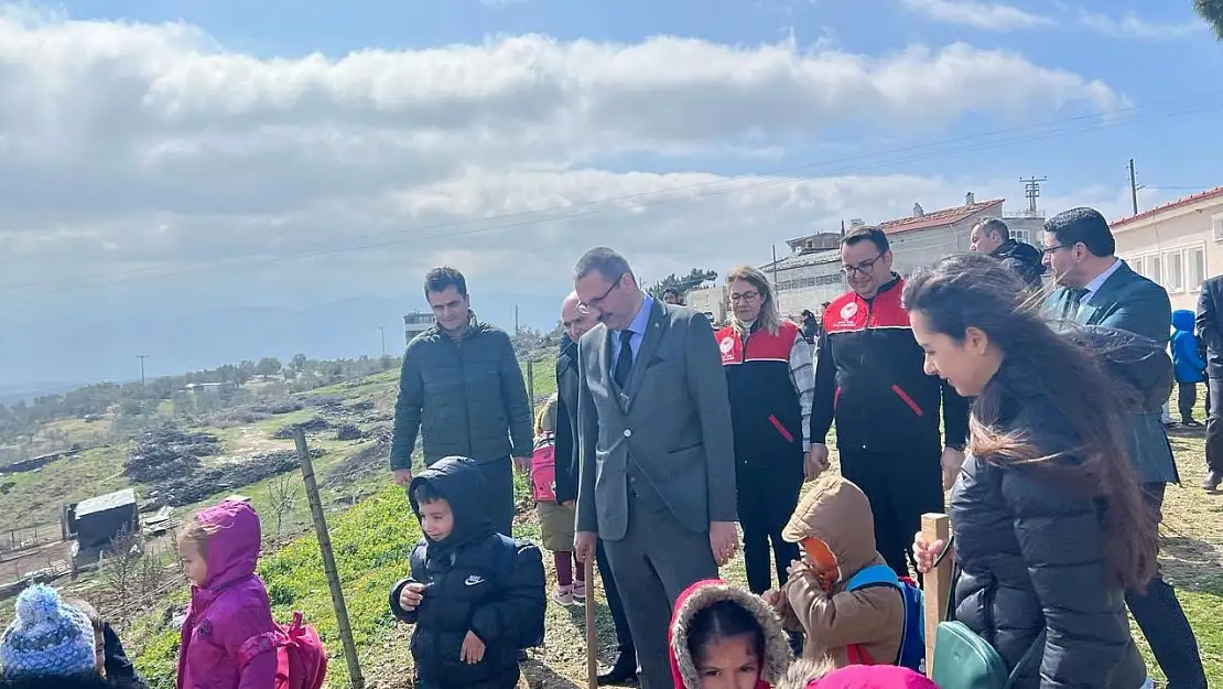 Geleceğe nefes olacak fidanlar minik ellerle toprakla buluştu