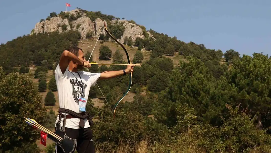 Geleneksel okçuluk tutkunları Gürsu Adrenalin Parkta hedefe kitlendi