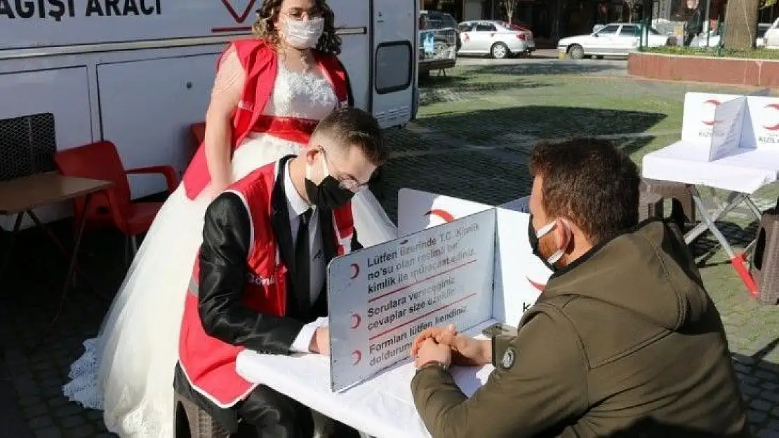 Gelinlik ve damatlığı ile gelip kan bağış aracında hizmet verdiler