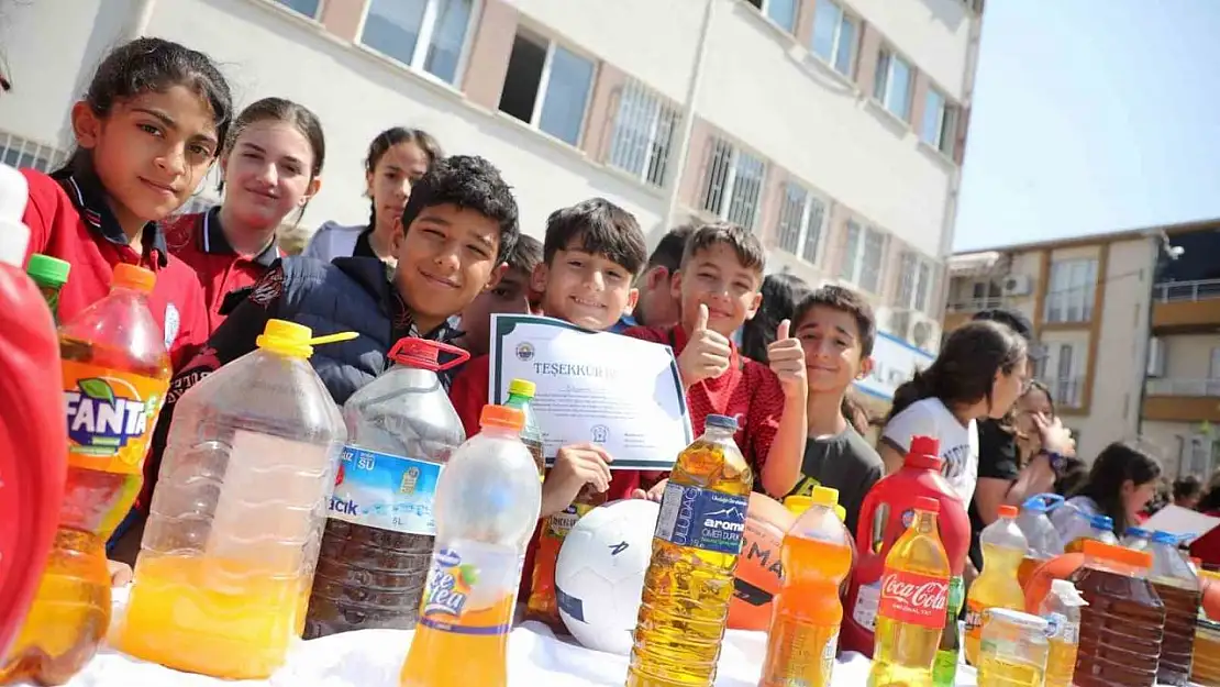 Gemlik'te duyarlı öğrenciler körfezin kirlenmesini önlüyor