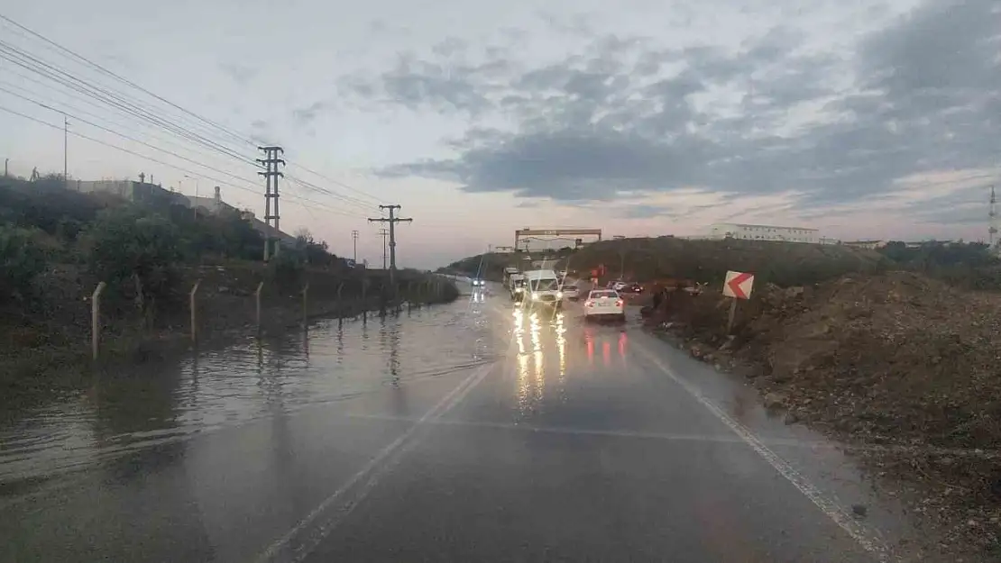 Gemlik'te sel suları yolu kapattı, trafik aksıyor