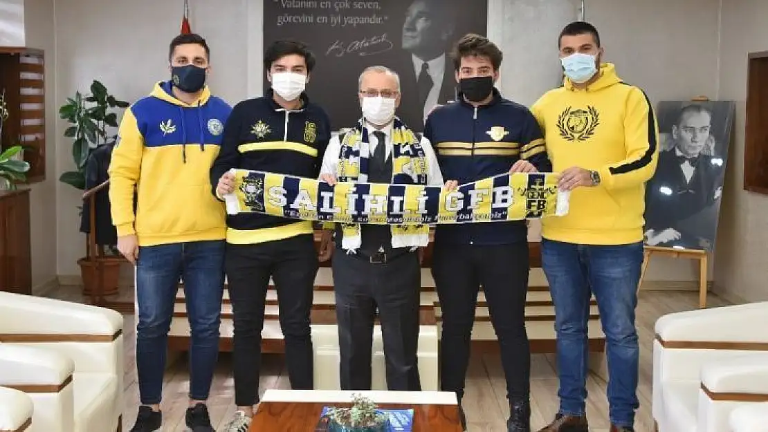 Genç Fenerbahçelilerden Başkan Kayda'ya Fenerbahçe atkısı